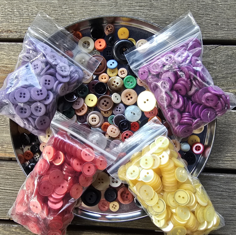 Large lot of buttons, approx 980 pieces